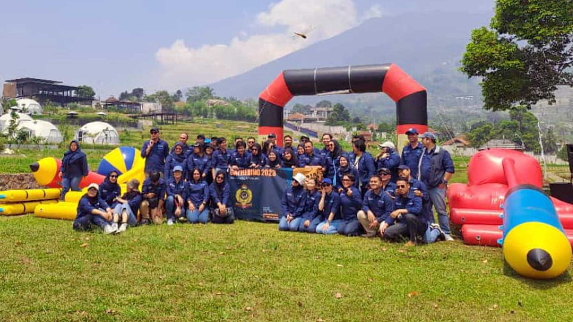 Peserta outbound perusahaan mengikuti flying fox di Anyer dengan peralatan safety standar - dokumentasi Anyer Sinergi Adventure 2026